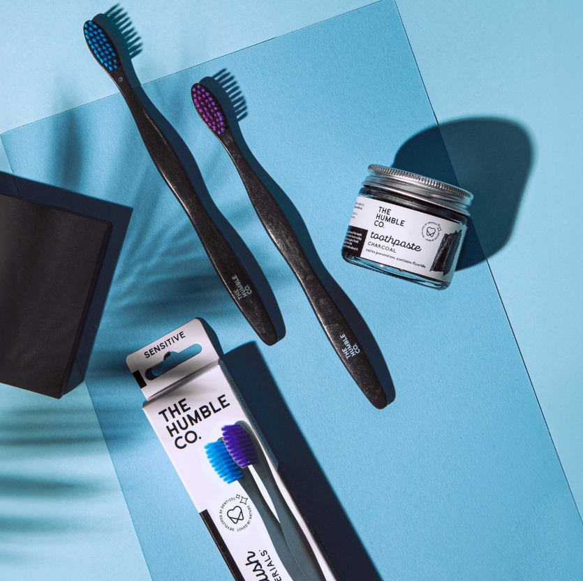 The Humble Co. augalinės kilmės dantų šepetėliai suaugusiesiems (2 vnt.)