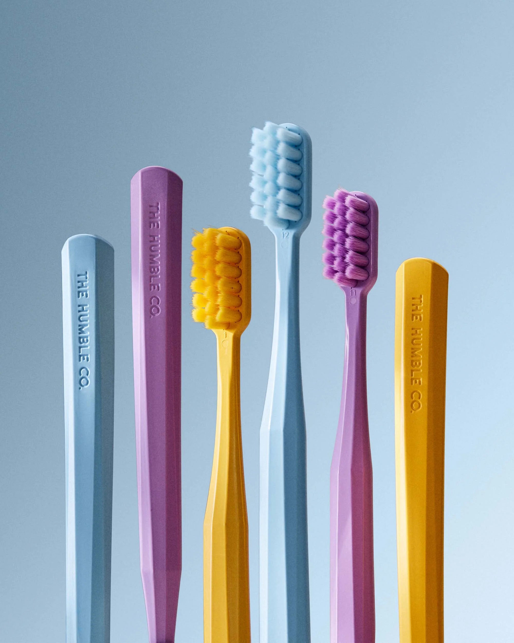 The Humble Co. itin minkštas dantų šepetėlis 7K geltonas – augalinės kilmės