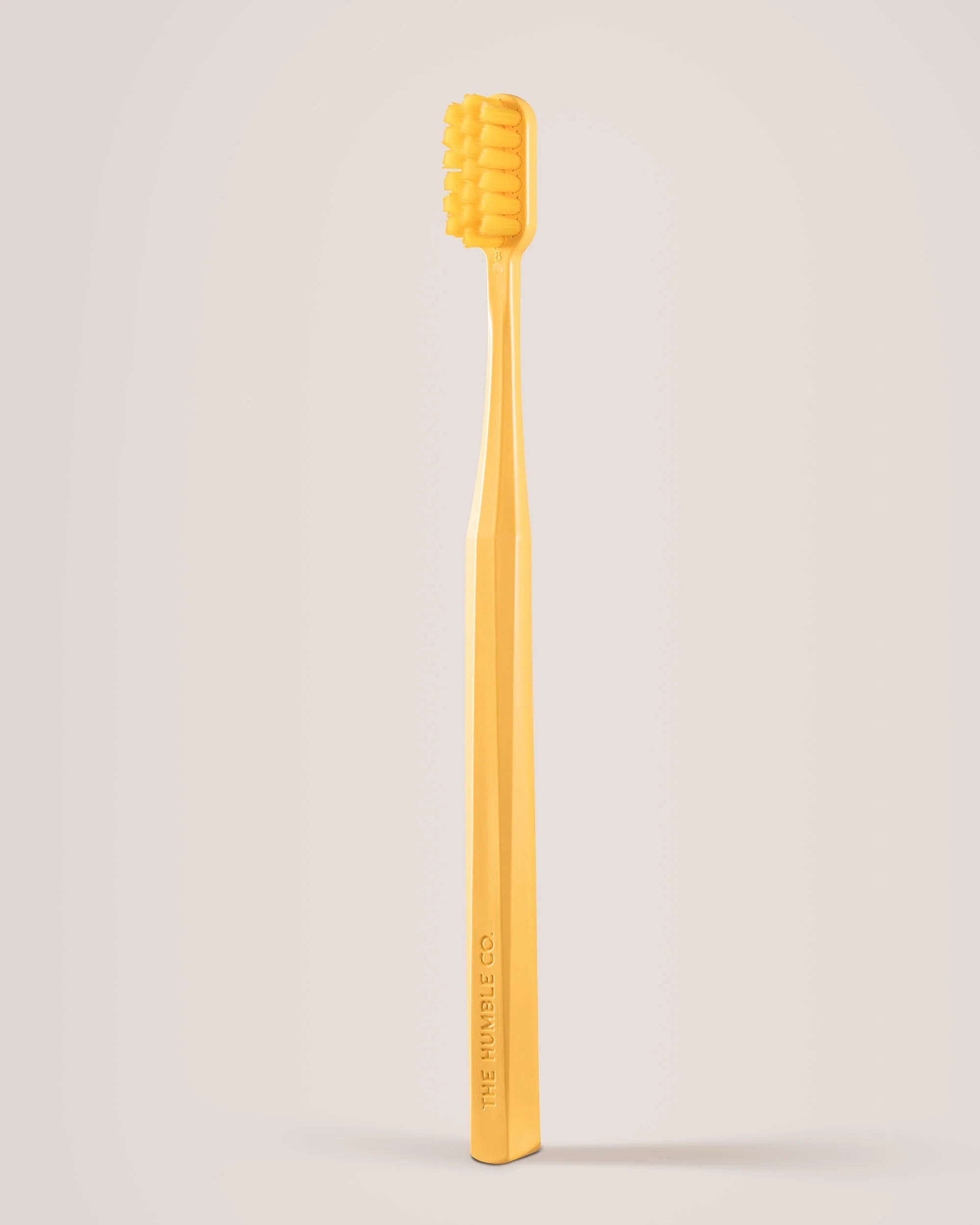 The Humble Co. itin minkštas dantų šepetėlis 7K geltonas – augalinės kilmės