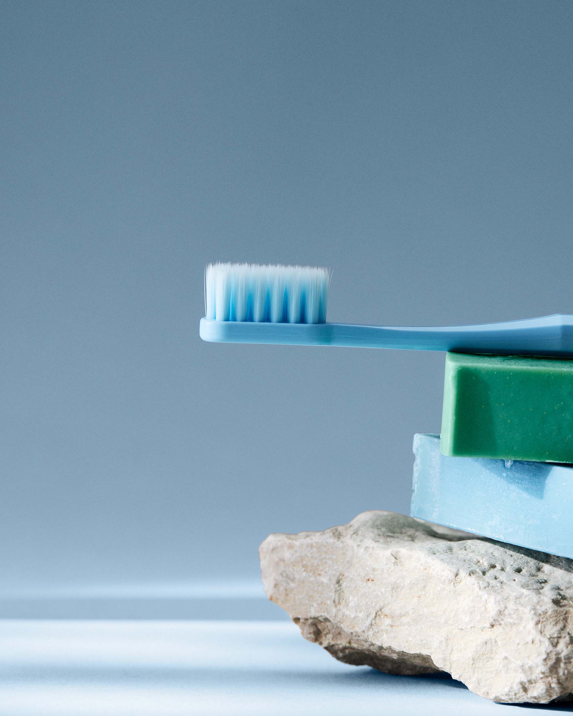 The Humble Co. itin minkštas dantų šepetėlis 7K melynas – augalinės kilmės