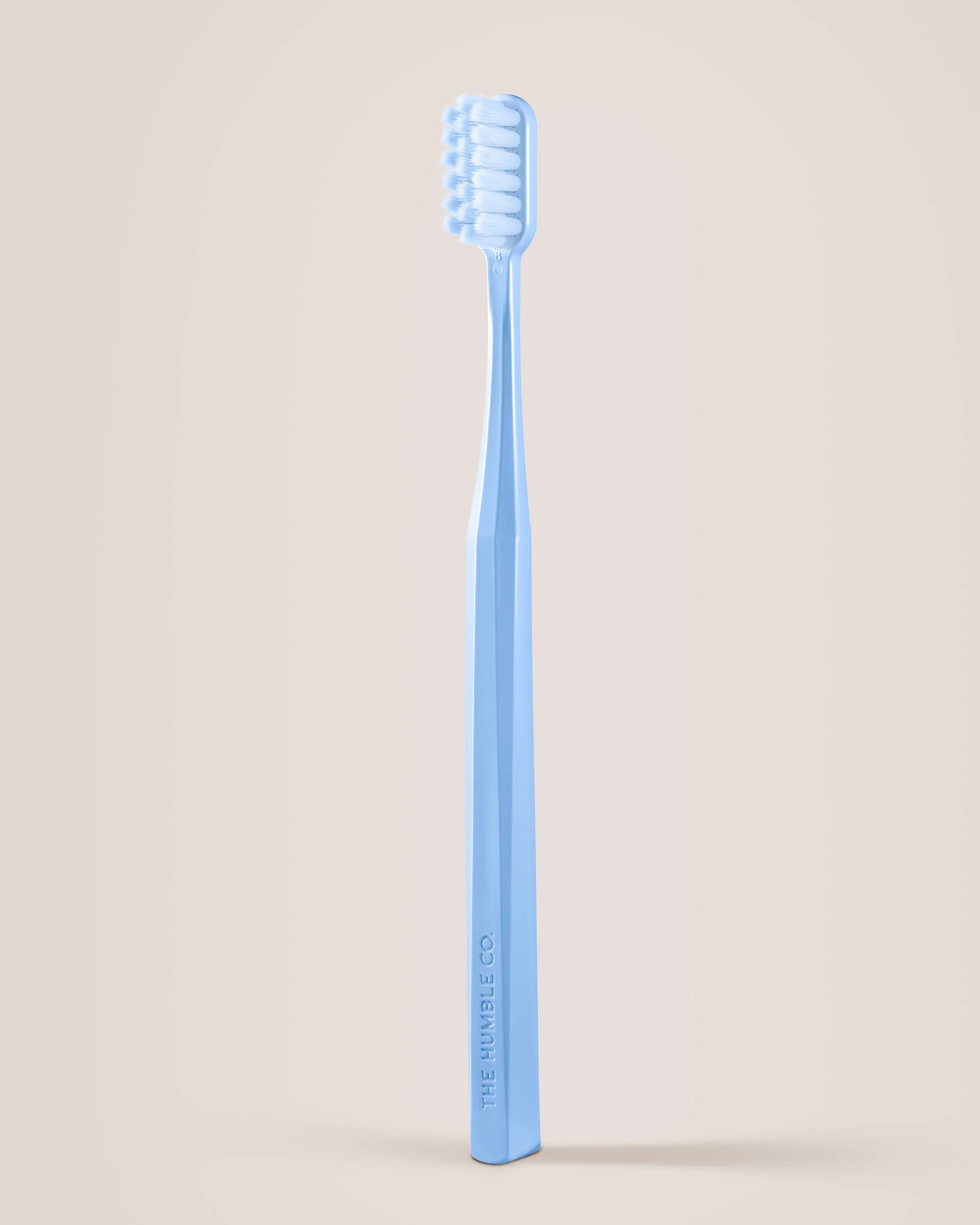 The Humble Co. itin minkštas dantų šepetėlis 7K melynas – augalinės kilmės