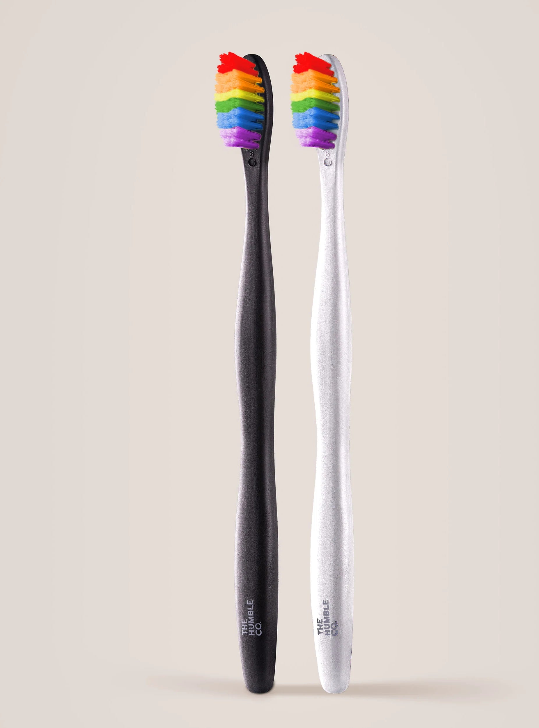 The Humble Co. augalinės kilmės dantų šepetėliai suaugusiesiems su vaivorykštės šereliais (2 vnt.)