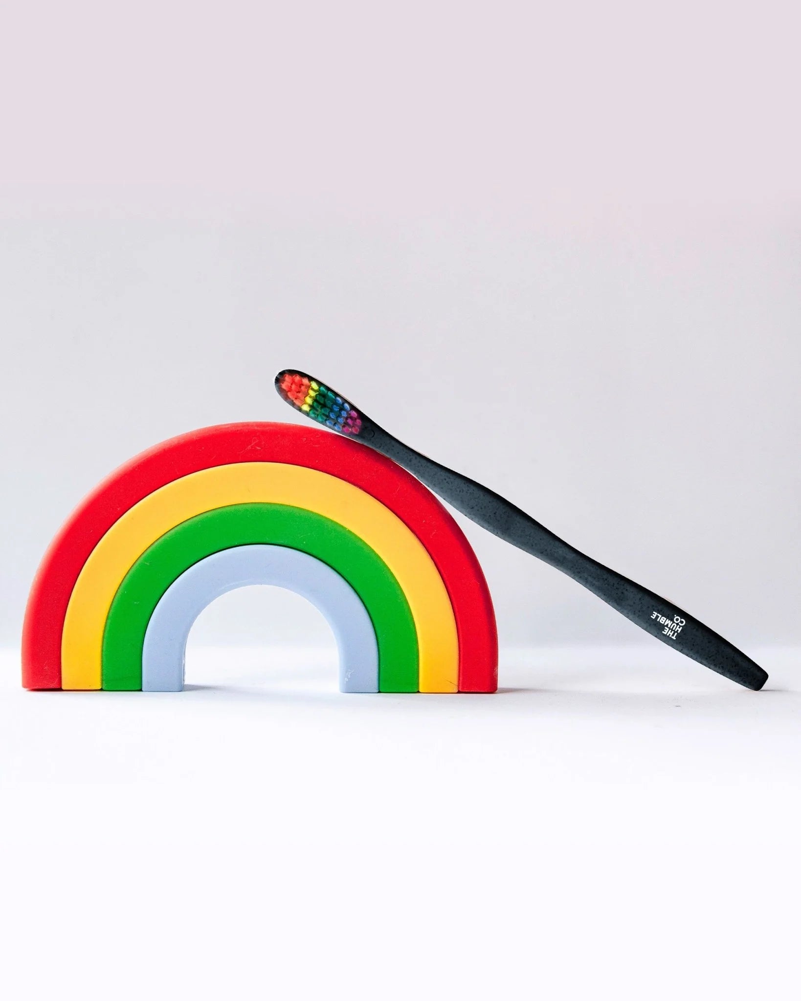 The Humble Co. augalinės kilmės dantų šepetėliai suaugusiesiems su vaivorykštės šereliais (2 vnt.)