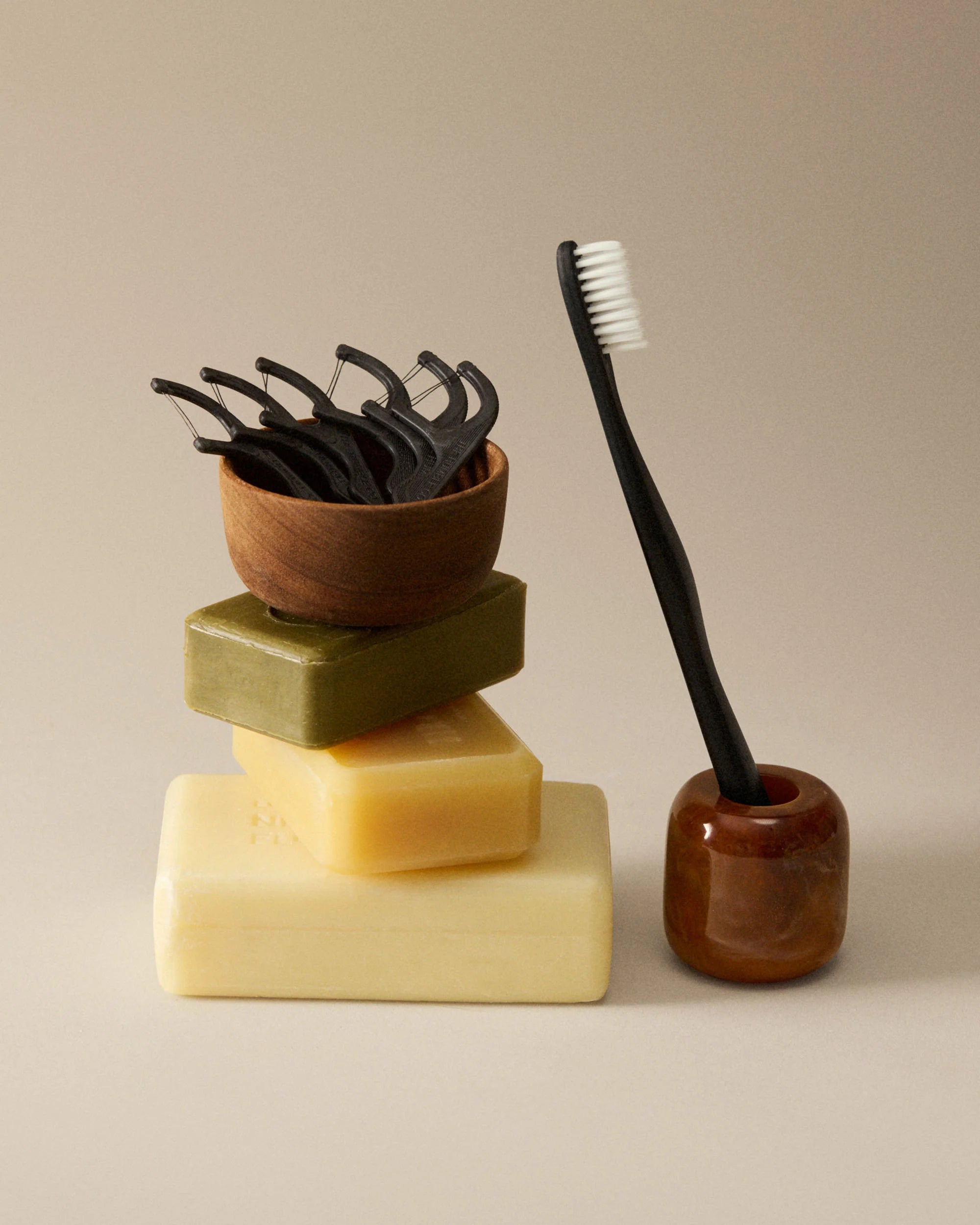 The Humble Co. dantų siūlo krapštukai su aktyvuota anglimi (50 vnt.)