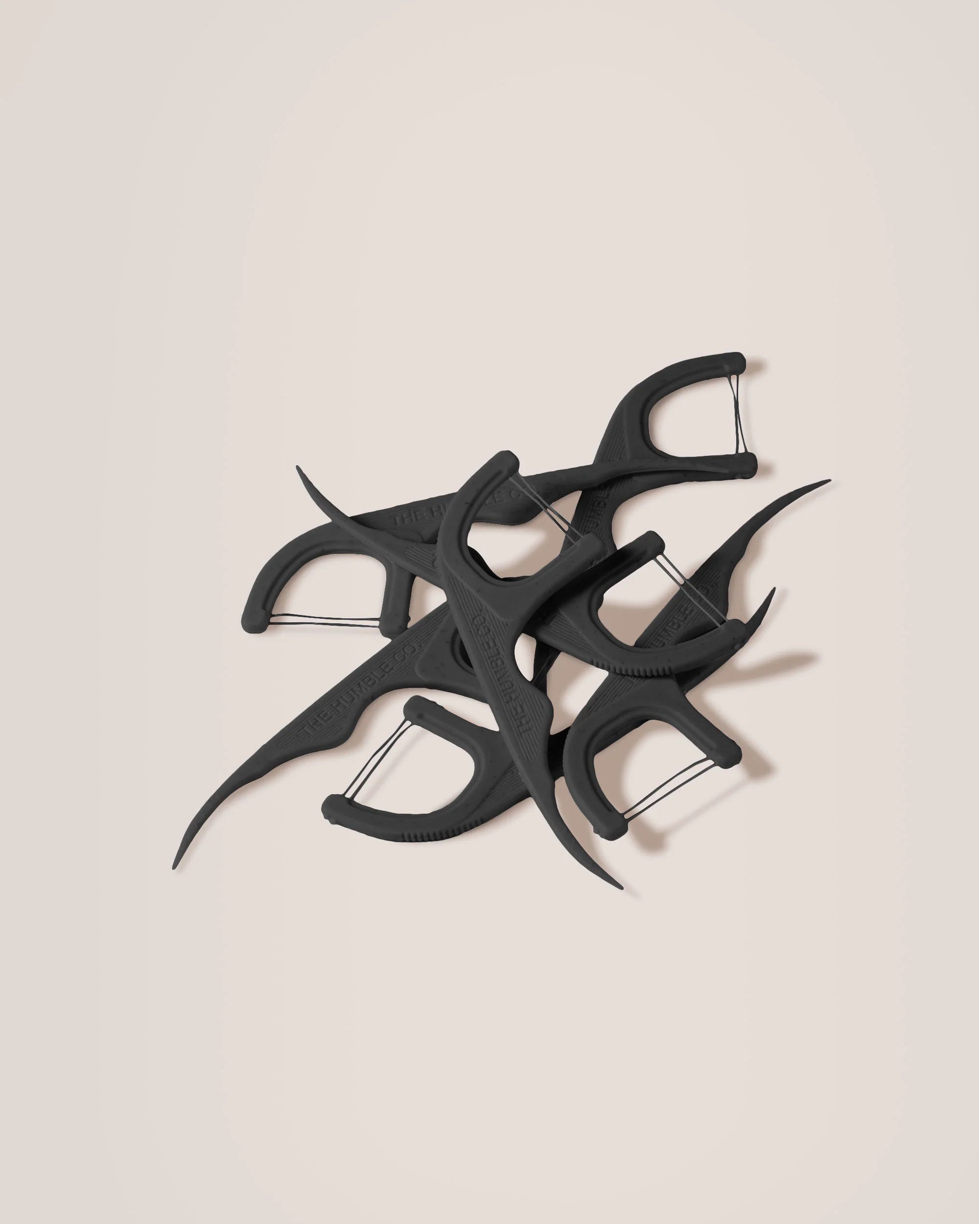 The Humble Co. dantų siūlo krapštukai su aktyvuota anglimi (50 vnt.)